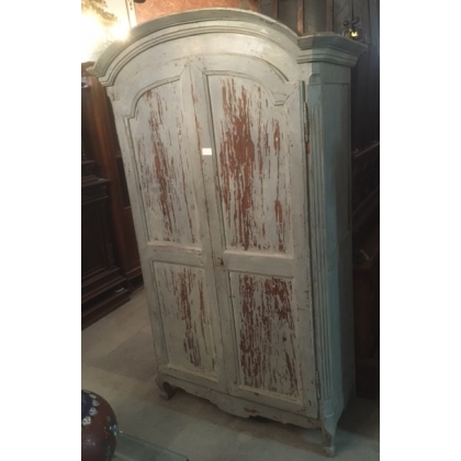  Armoire Louis XVI à chapeau de gendarme, laquée sur  Moinat SA  - Antiquités décoration