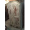 Armoire Louis XVI à chapeau de gendarme, laquée sur  Moinat SA  - Antiquités décoration