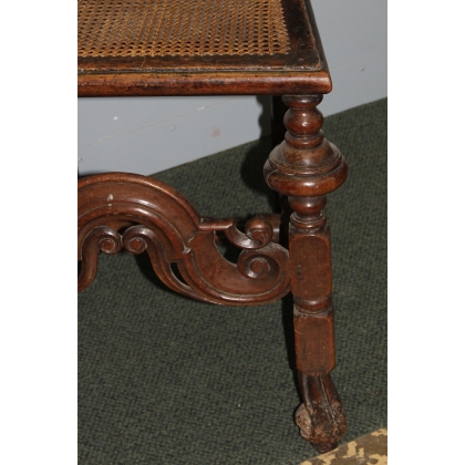 Suite de 4 chaises Lombardes en noyer