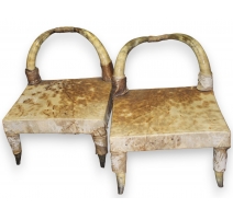 Paire de chauffeuses en cornes et assise en cuir