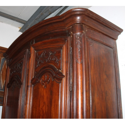 Armoire lyonnaise à chapeau de gendarme