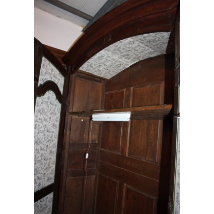Armoire lyonnaise à chapeau de gendarme