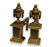 Paire de chenets "Aux cassolettes" en bronze
