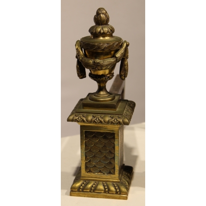Paire de chenets "Aux cassolettes" en bronze