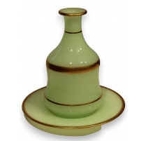 Carafe avec assiette en opaline verte et or