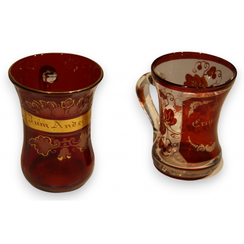 Deux tasses en verre de bohème