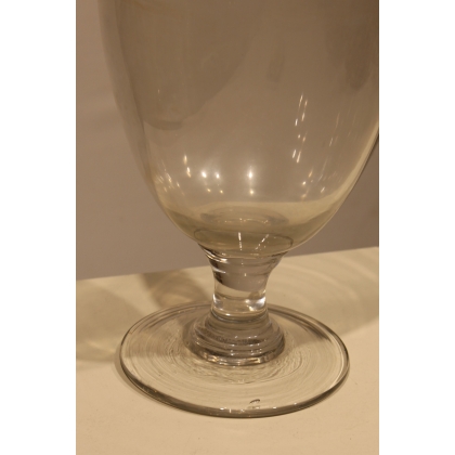 Vase en verre sur pied