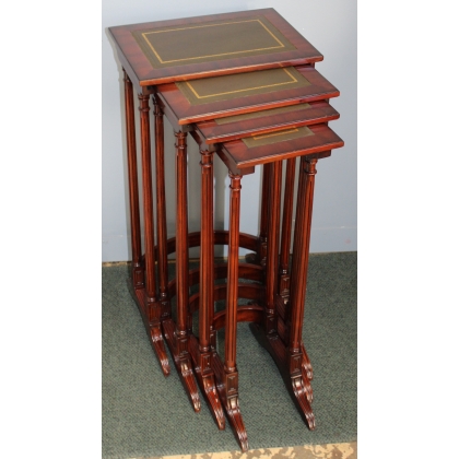 Lot de 4 tables gigognes "Adam" en acajou, cuir