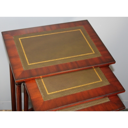 Lot de 4 tables gigognes "Adam" en acajou, cuir