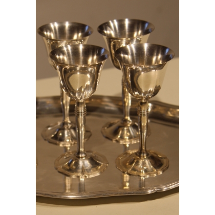 Suite de 6 verres en métal argenté avec plateau