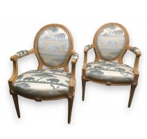 Paire de fauteuils Louis XVI, dossiers médaillon.
