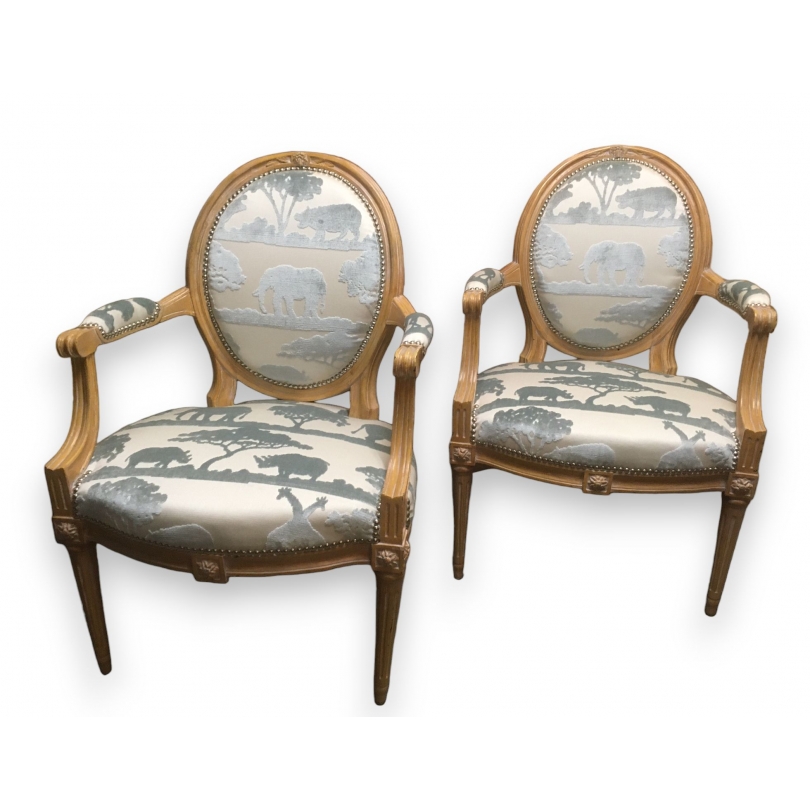 Paire de fauteuils Louis XVI, dossiers médaillon.