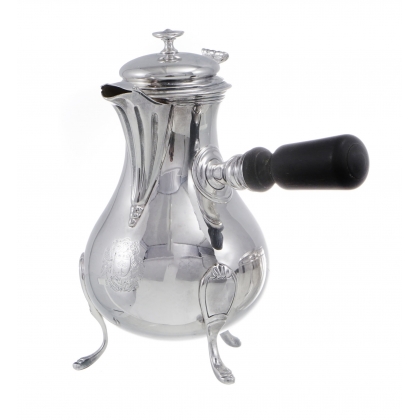 Cafetière piriforme tripode gravée d\'armoiries