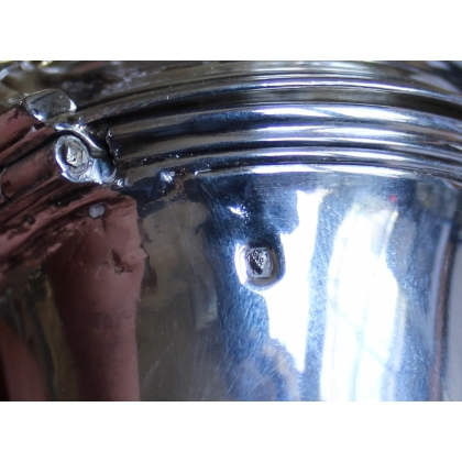 Cafetière piriforme tripode gravée d'armoiries