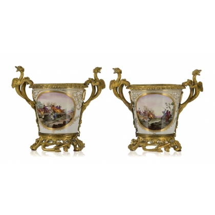 Paire de cache-pots en porcelaine à décor peint
