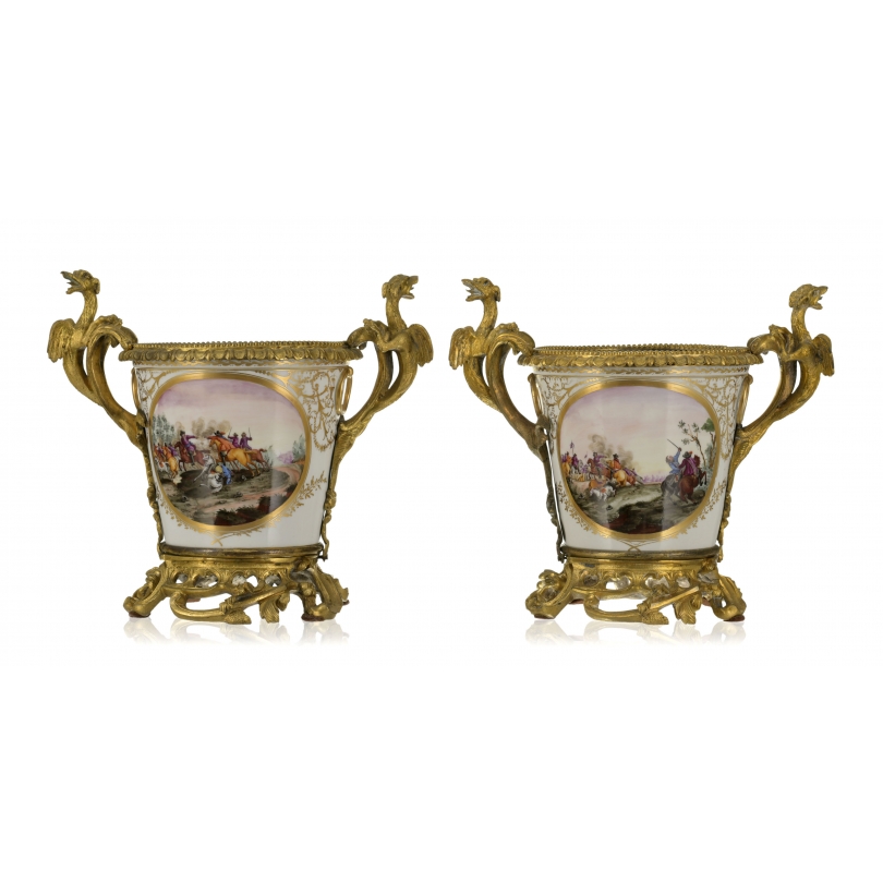 Paire de cache-pots en porcelaine à décor peint