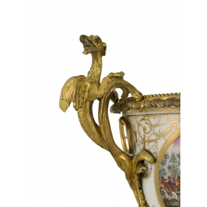 Paire de cache-pots en porcelaine à décor peint