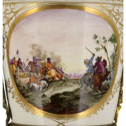 Paire de cache-pots en porcelaine à décor peint
