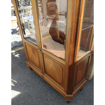 Vitrine style Louis XVI en noyer