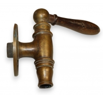 Robinet en laiton, manche en bois