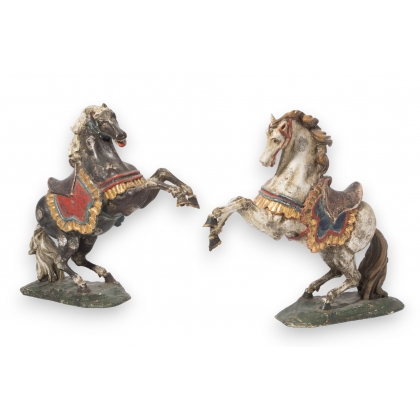 Paire de chevaux en bois sculpté polychrome