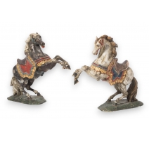 Paire de chevaux en bois sculpté polychrome