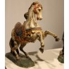 Paire de chevaux en bois sculpté polychrome
