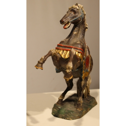 Paire de chevaux en bois sculpté polychrome