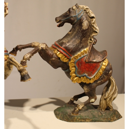 Paire de chevaux en bois sculpté polychrome