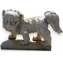 Chien de Fô en marbre blanc sculpté