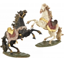 Paire de chevaux en bois sculpté polychrome