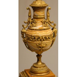 Paire de lampes en marbre beige et bronze doré