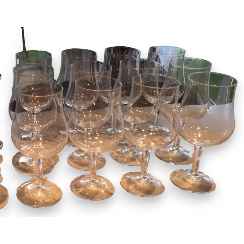 Set of 12 red wine glasses