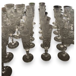Suite de 47 verres en cristal moulé