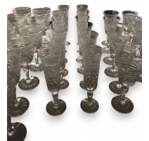 Suite de 47 verres en cristal moulé