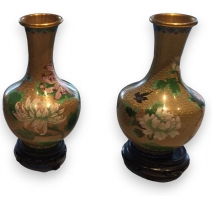 Paire de vases cloisonnés fond beige