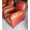 Paire de fauteuils club en cuir brun