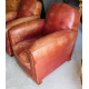 Paire de fauteuils club en cuir brun