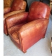 Paire de fauteuils club en cuir brun