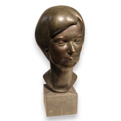 Bronze \"Tête de Mme. Pastori\" signé Y. LARSEN