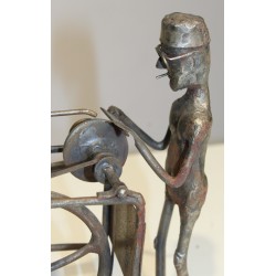 Sculpture filiforme \"Le Remouleur\" en fer