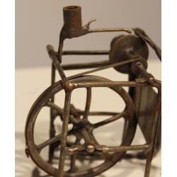 Sculpture filiforme \"Le Remouleur\" en fer