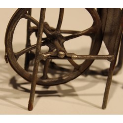 Sculpture filiforme \"Le Remouleur\" en fer