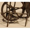 Sculpture filiforme \"Le Remouleur\" en fer