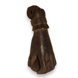 Element d\'un heurtoir en fonte \"Main\"