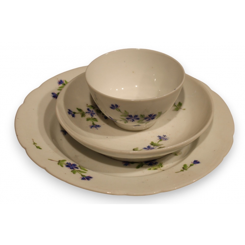 Bol, sous-tasse et assiette en porcelaine