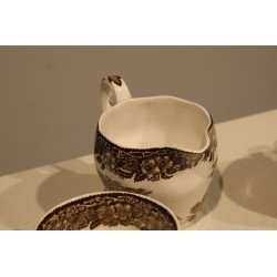 Paire de tasses et crémier Wedgwood