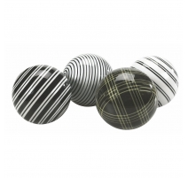 Suite de quatre boules en porcelaine