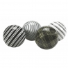 Suite de quatre boules en porcelaine