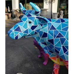 Vache taille nature motif multicolore triangulaire